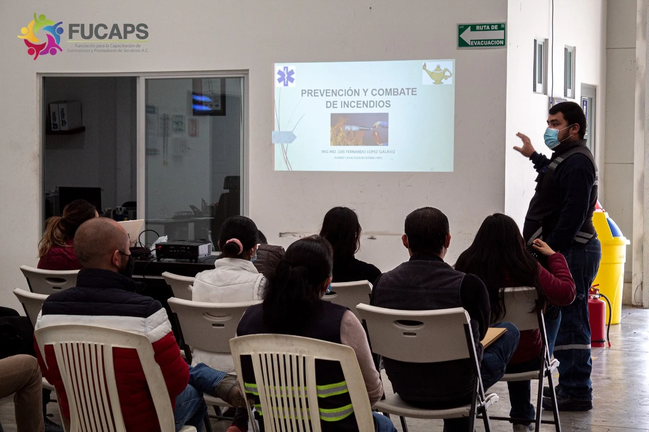 Un facilitador comparte conocimientos frente a un grupo en el aula