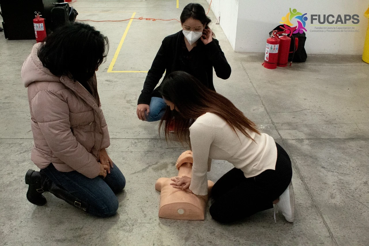 Participantes practican primeros auxilios en un taller